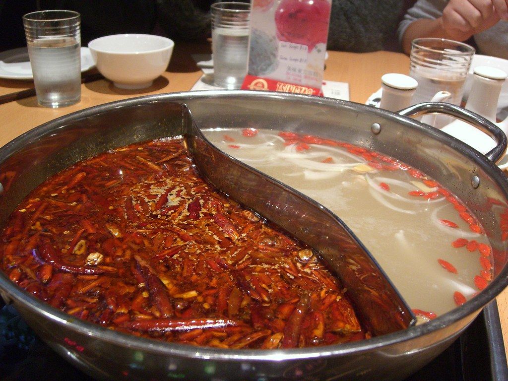 Chongqing nine-grid beef tallow hotpot bubbling red
